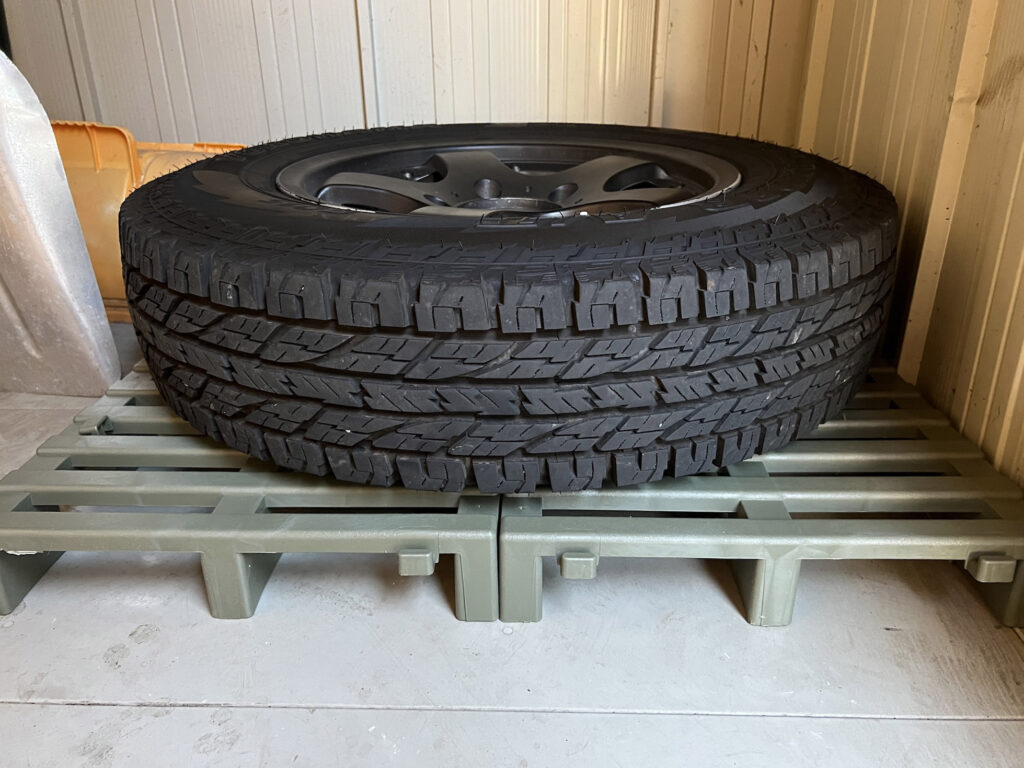 物置内のスノコの上にタイヤを保管している様子