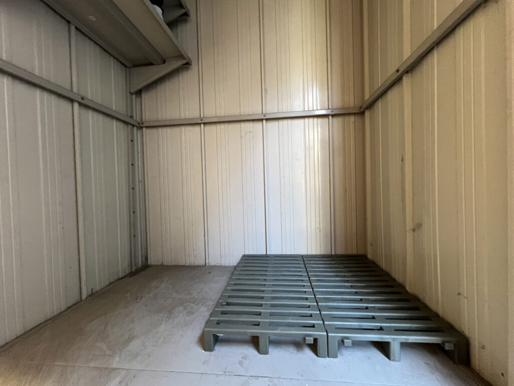 物置の床にBelcaすのこを2枚並べて設置した様子