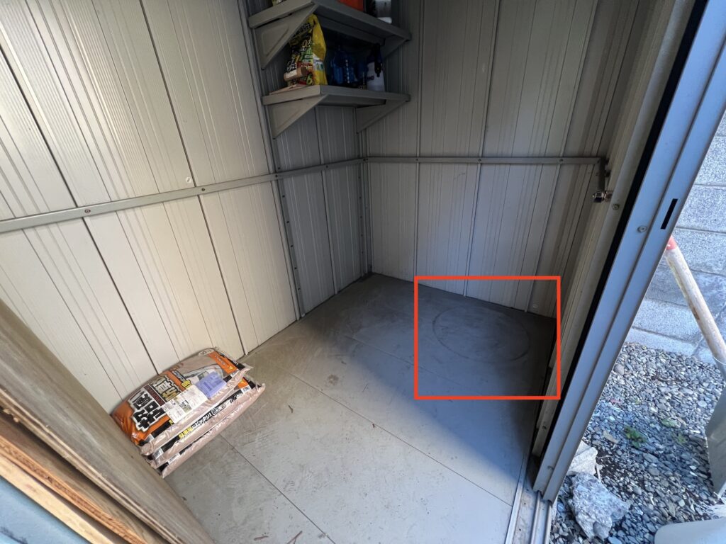 タイヤを直置きしていた設置前の物置の様子