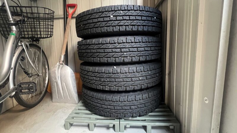 物置内のスノコの上にタイヤを4本保管している様子