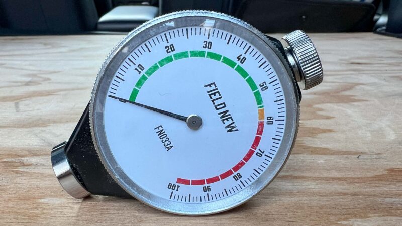 FieldNew タイヤ硬度計のメーター部分。針が中央付近を指し、緑・黄・赤のゾーンが確認できる。