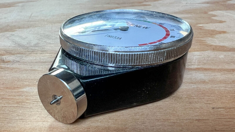 FieldNew タイヤ硬度計を横から撮影した写真。金属ボディの質感と厚みがわかる。