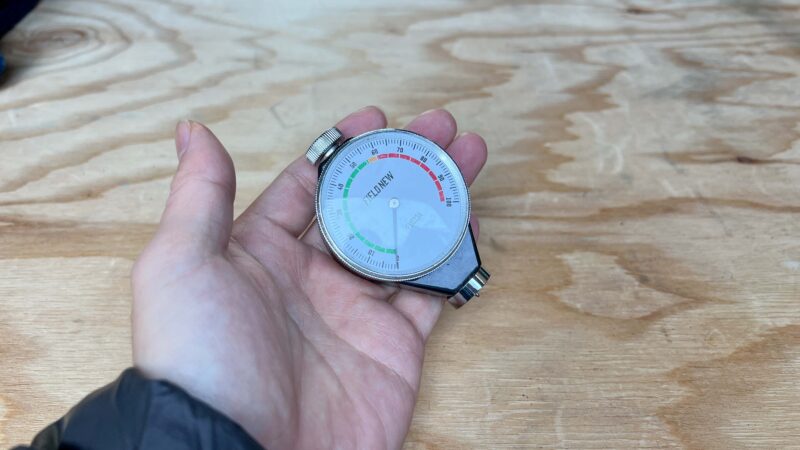 FieldNew タイヤ硬度計を手に持った状態で撮影。