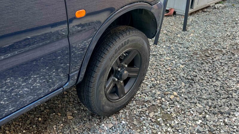 ジムニーの右前輪を撮影。新品のYOKOHAMA iceGUARD SUV G075が装着されている。