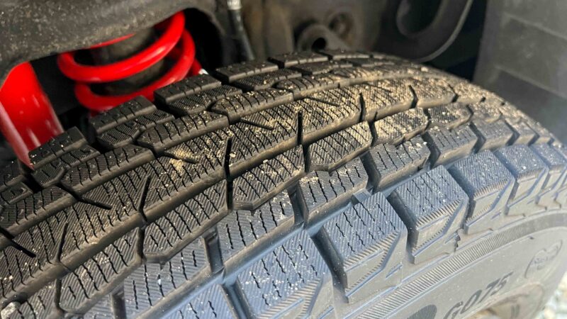 スタッドレスタイヤのトレッド面を接写。細かいブロックパターンとサイプが見える。