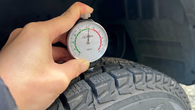 別角度から撮影した硬度計の計測シーン。トレッドブロックの形状がよく見える。