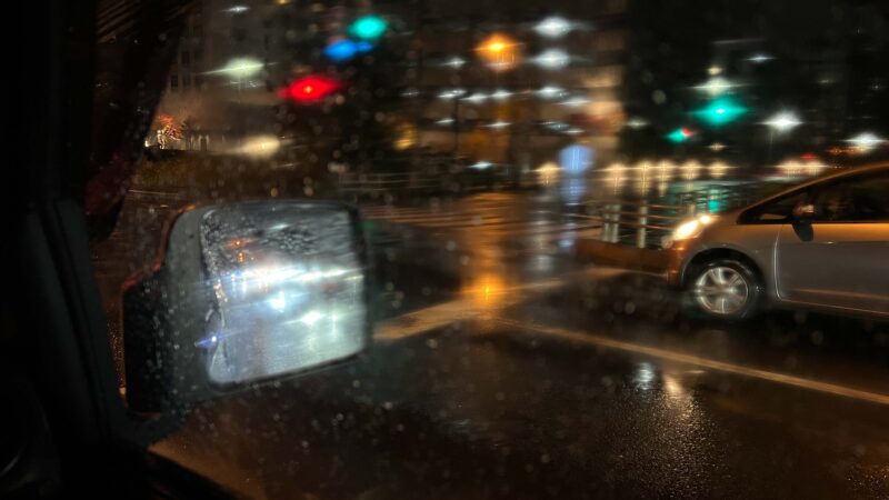 夜間走行中に内窓が曇って前が見えづらい状態の車内