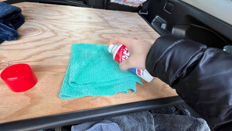 クリーンビューEXをクロスに直接噴射して準備している場面