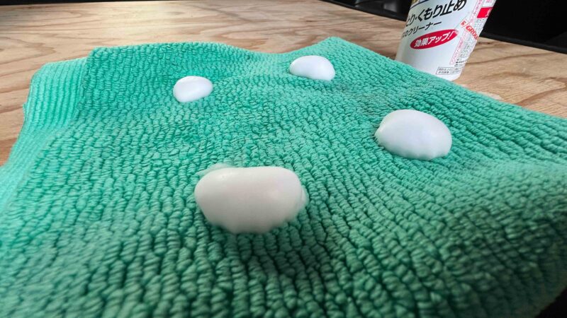 施工中のマイクロファイバークロス（白い液を均一に伸ばす前の状態）