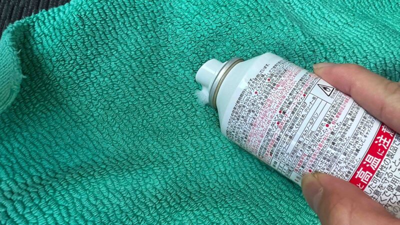 施工中のマイクロファイバークロス（白い液を均一に伸ばす前の状態）