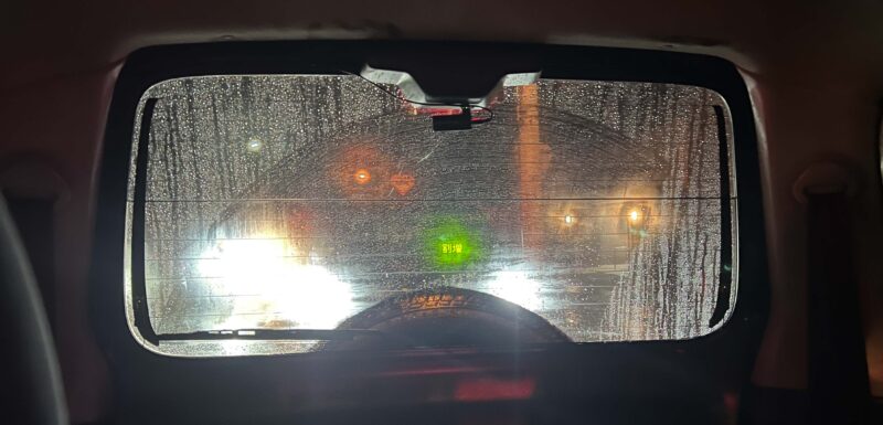 フロントガラス内側の曇りをワイパーで拭いたような跡が残る様子