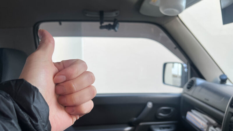 手をグーにして親指を立てる写真（施工後の仕上がりに満足した様子）