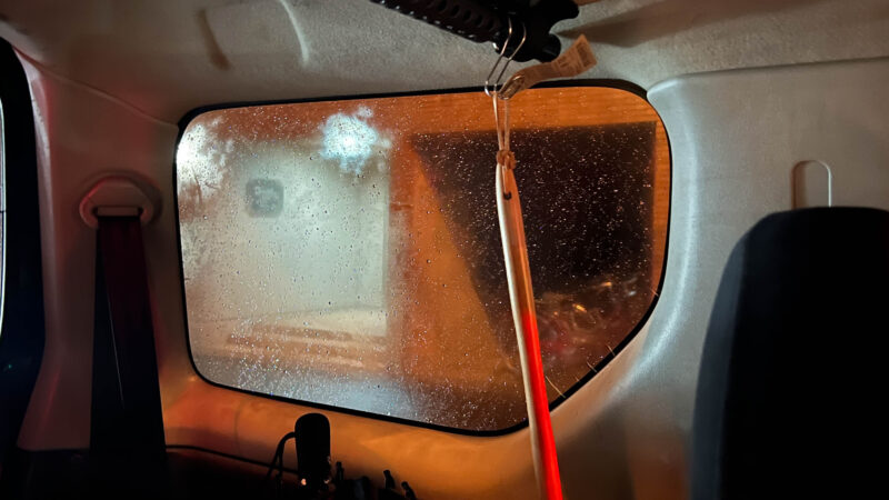 曇ったリアガラスを内側から撮影した写真