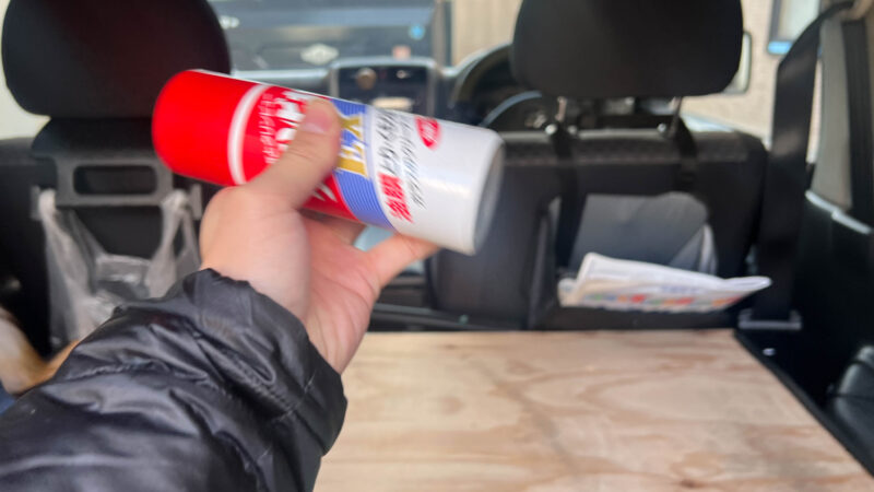 使用前に軽く振って準備している様子