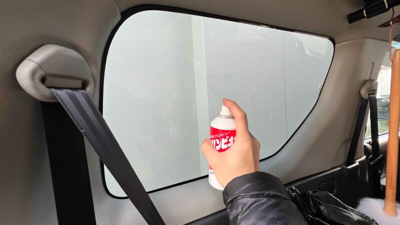 車内で窓ガラスに直接スプレーしている様子（飛び散りあり）