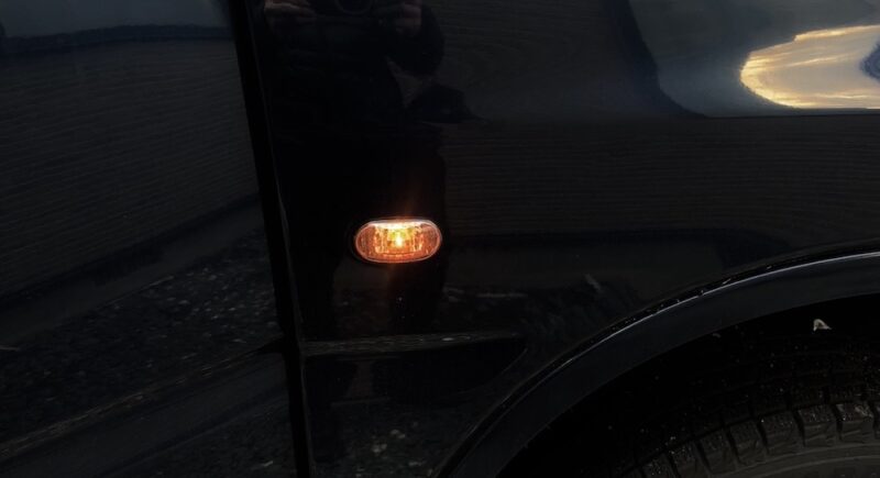 交換が完了し点灯確認をしている新しいサイドマーカーランプ