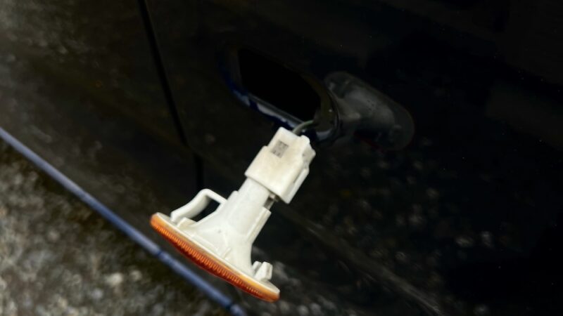 取り外したサイドマーカーランプの裏側と配線ソケット