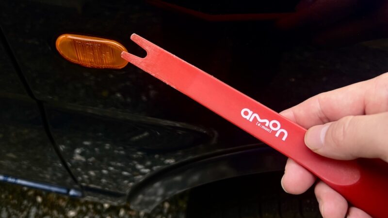 内張り剥がし（リムーバー）でサイドマーカーを取り外す作業の開始