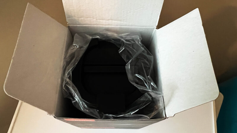 タンブラー開封時の様子。中には本体とフタが梱包されている