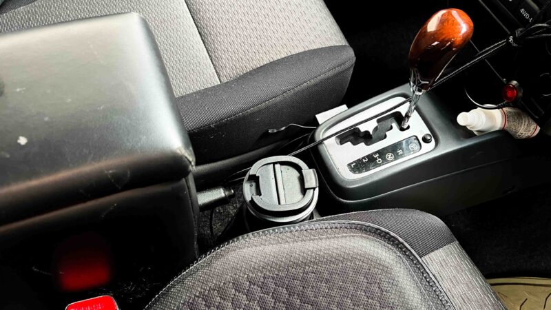 ジムニーJB23のドリンクホルダーにタンブラーをセットした様子