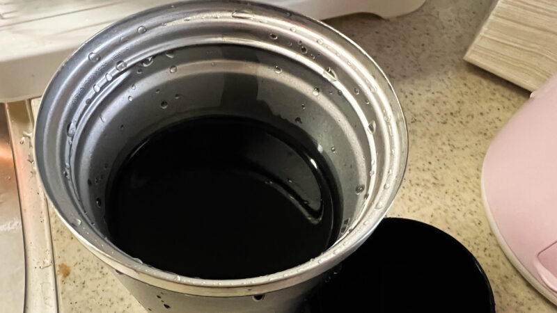コーヒーを淹れた直後のタンブラー内部。保温性をテスト中