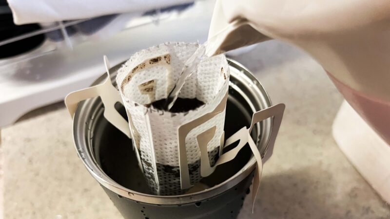 お湯を注いでドリップコーヒーを淹れているタンブラー