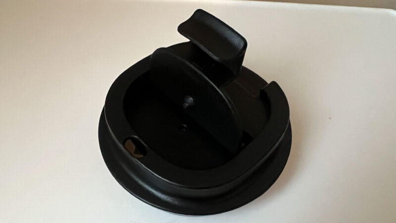 タンブラーのフタ部分。片手で開けられるスライド式の飲み口