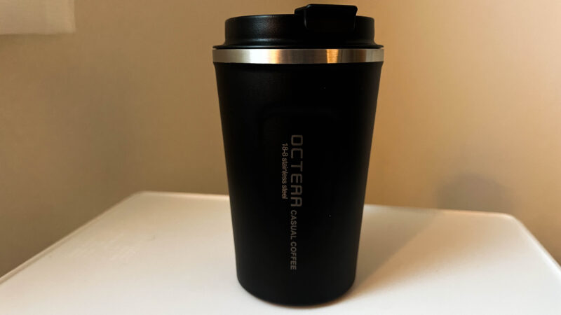 OCTERRAステンレス真空タンブラー本体。マットブラックのデザイン