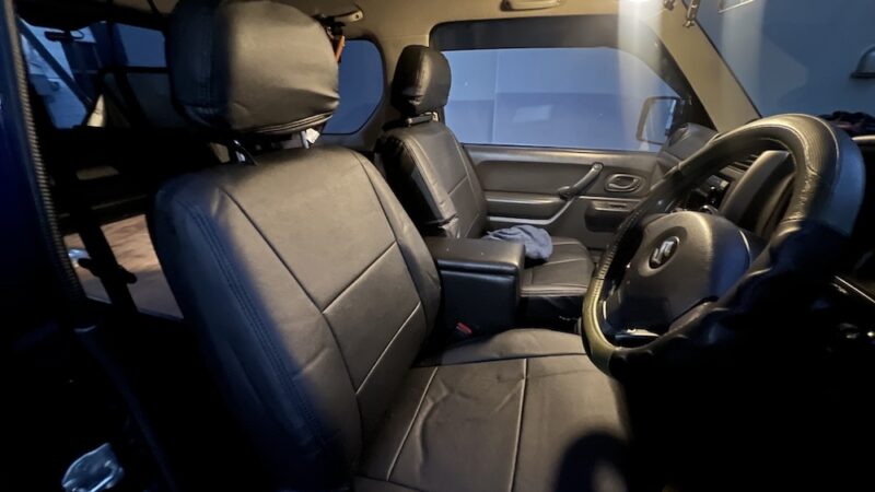 ジムニー運転席と助手席にAzurシートカバーを装着した状態