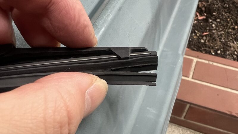 先端が切れた夏用ワイパーの交換前写真