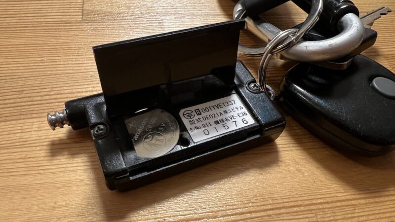 エンジンスターターリモコンの電池交換作業中の様子