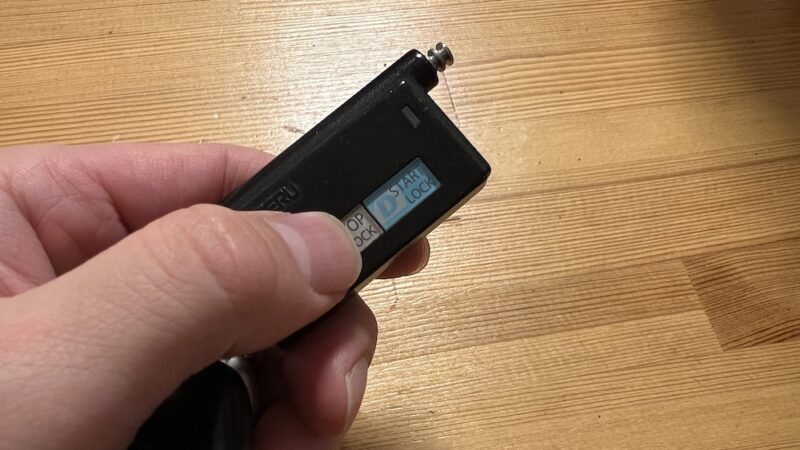 エンジンスターターのリモコン本体を手に持った状態