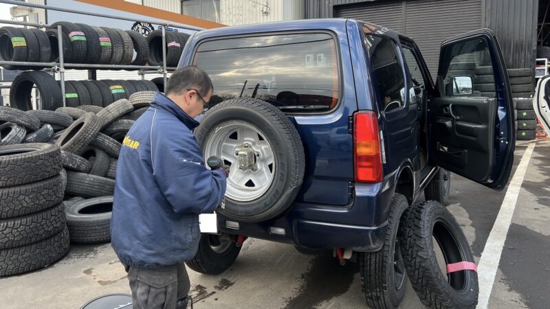 ジムニーJB23 背面スペアタイヤ交換 作業中