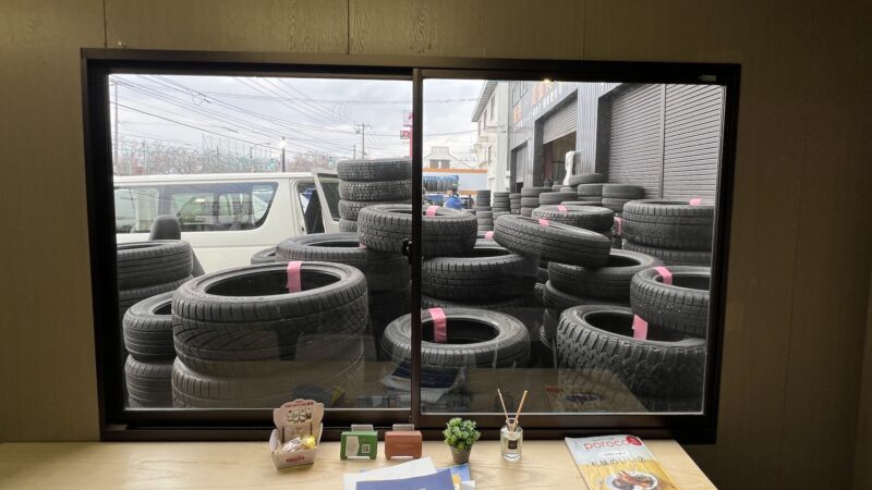 タイヤビレッジ伏古店 待合室から見た作業スペース